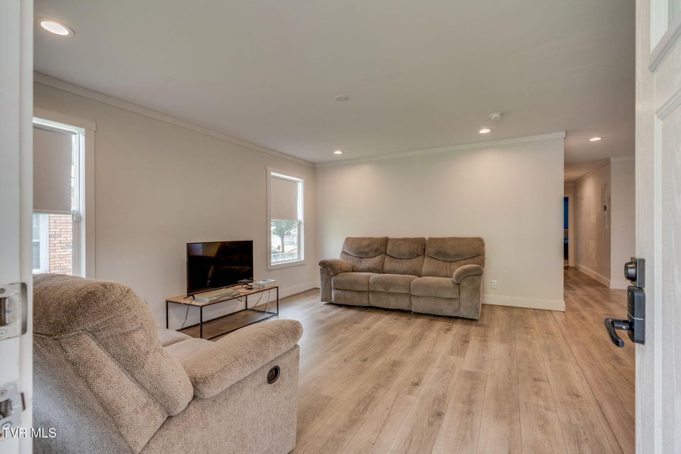 Photo #4: 2533 Sullivan Gardens Parkway