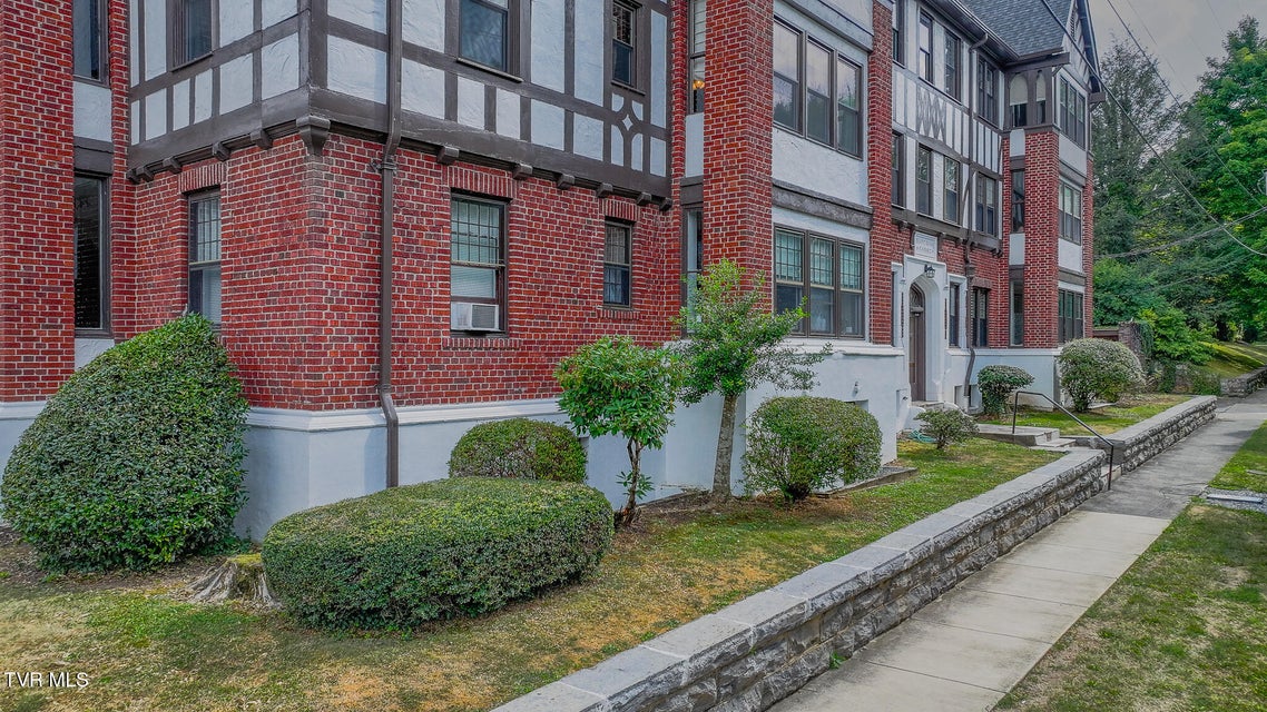 Photo #25: 701 Locust Street