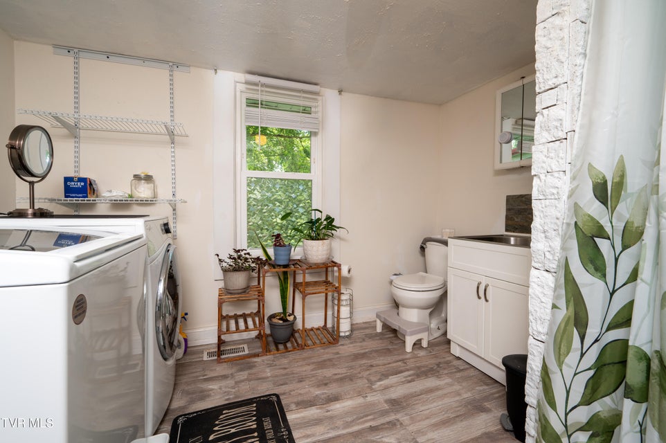 Photo #25: 1015 Montgomery Street