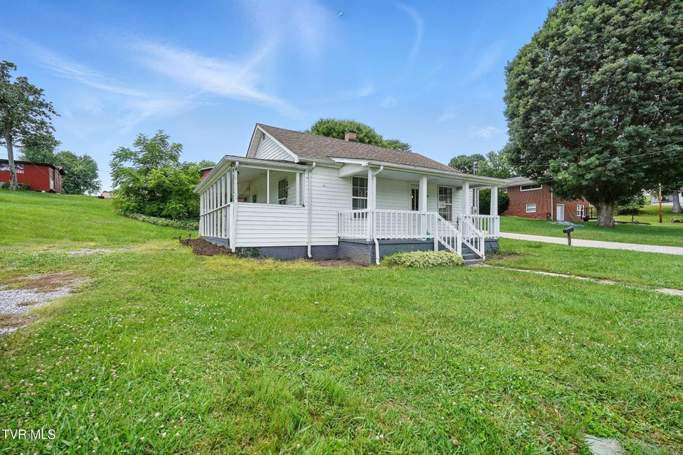 Photo #2: 325 Kaywood Avenue