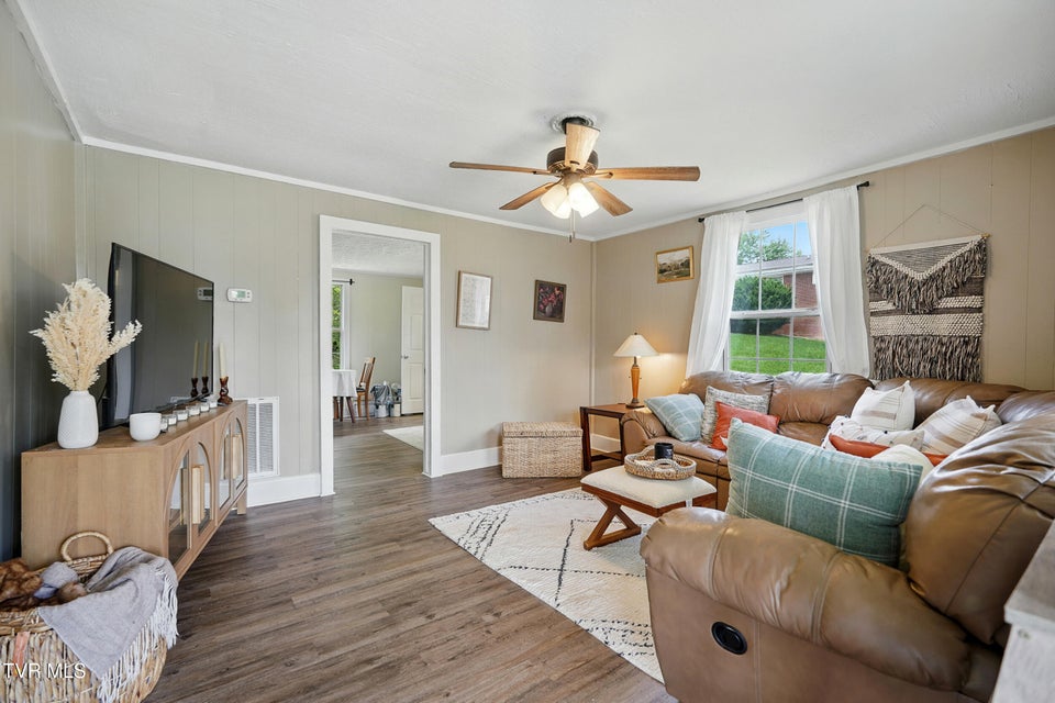 Photo #5: 325 Kaywood Avenue