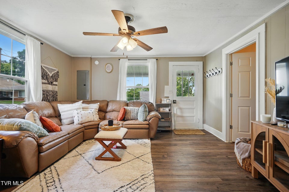 Photo #6: 325 Kaywood Avenue