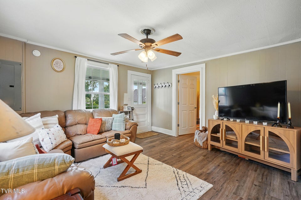 Photo #7: 325 Kaywood Avenue