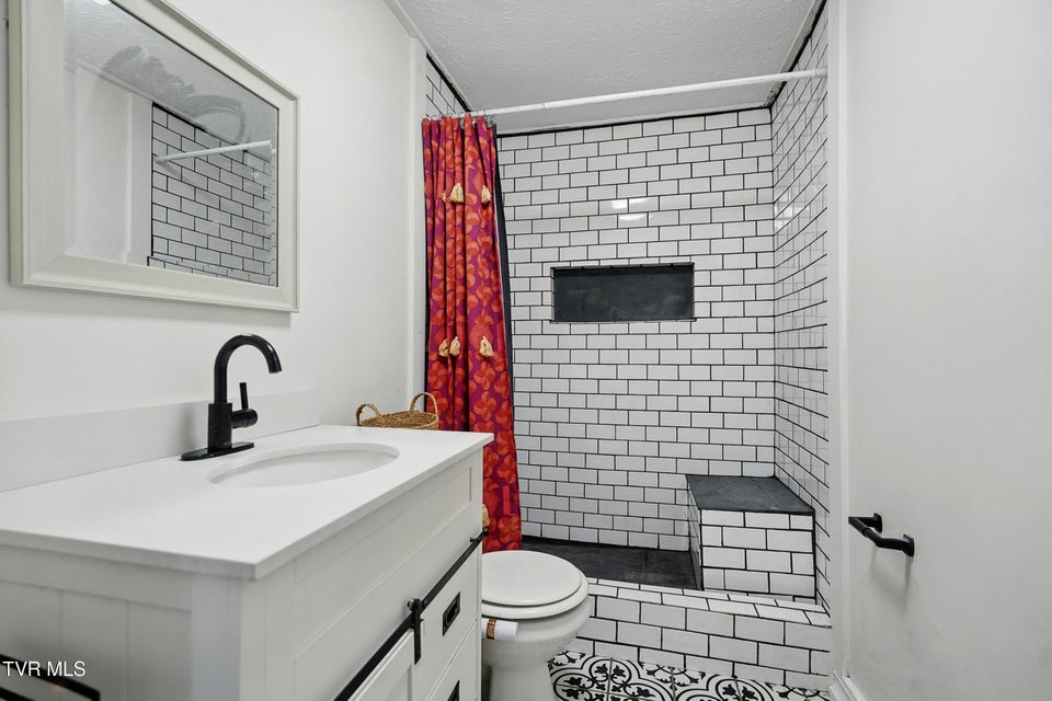 Photo #13: 325 Kaywood Avenue