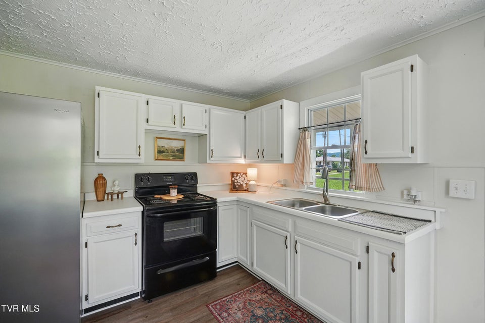 Photo #15: 325 Kaywood Avenue