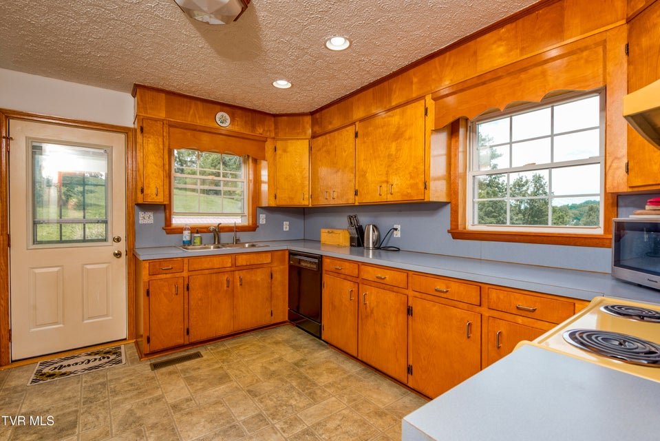 Photo #11: 825 Cumberland Street