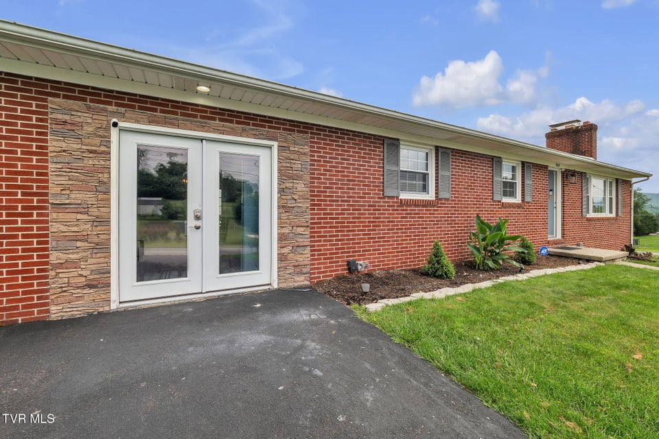 Photo #2: 908 Middle Avenue