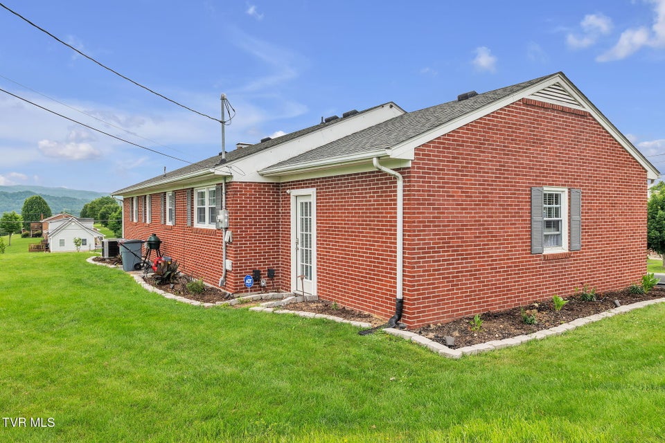 Photo #7: 908 Middle Avenue