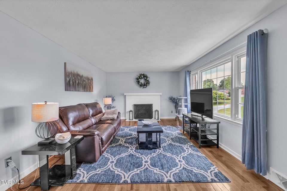 Photo #9: 908 Middle Avenue