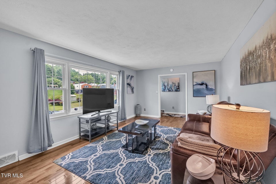 Photo #10: 908 Middle Avenue