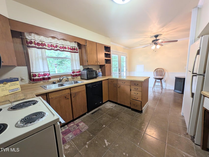 Photo #14: 427 Hagan Avenue