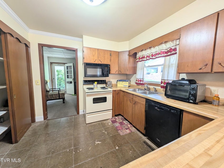 Photo #17: 427 Hagan Avenue