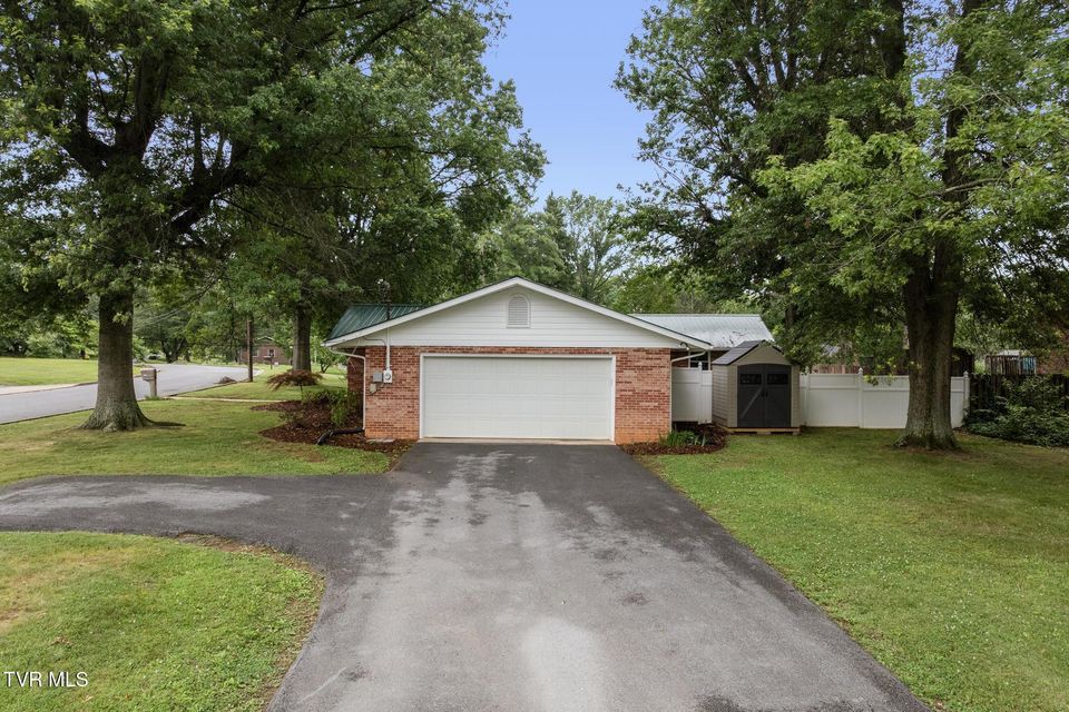 Photo #31: 1000 Grace Drive