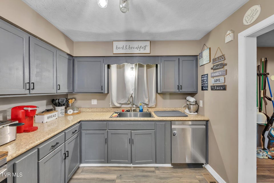 Photo #7: 206 Cloverdale Place