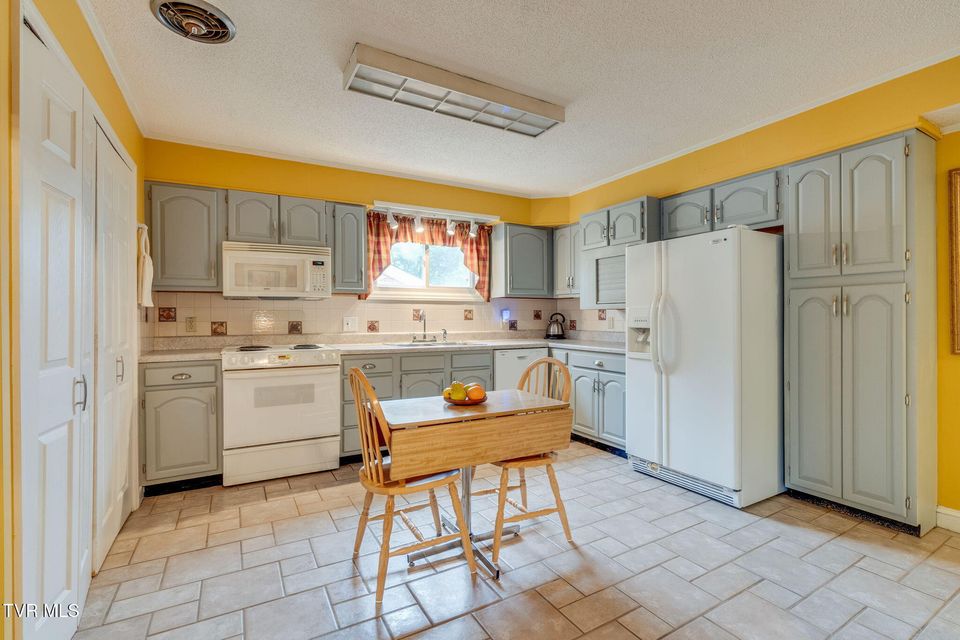 Photo #6: 837 Carlisle Drive