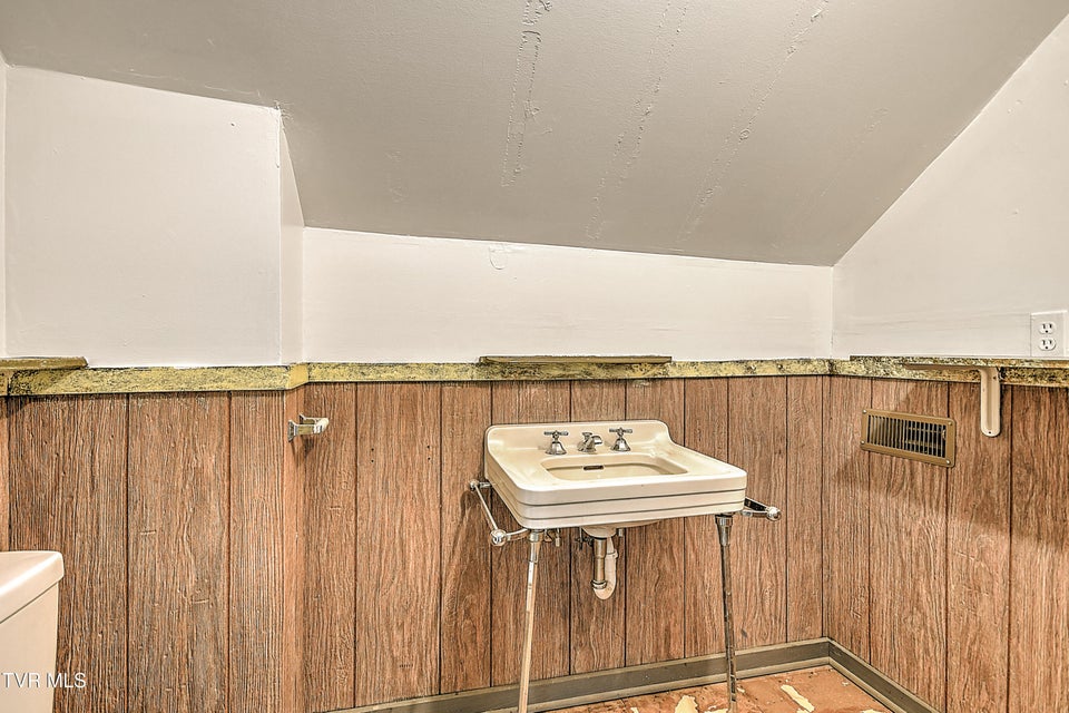 Photo #37: 1149 Moorland Avenue