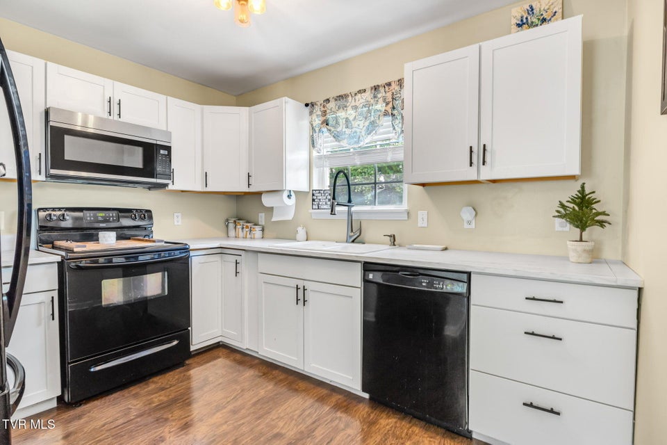Photo #3: 208 Hallock Place