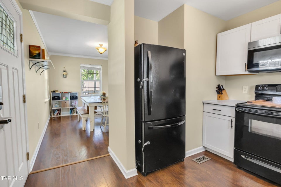 Photo #4: 208 Hallock Place