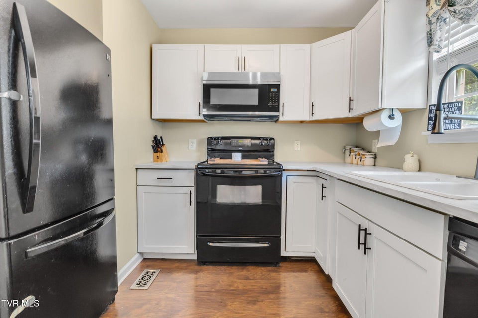 Photo #5: 208 Hallock Place