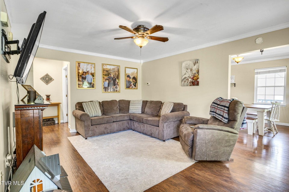Photo #9: 208 Hallock Place
