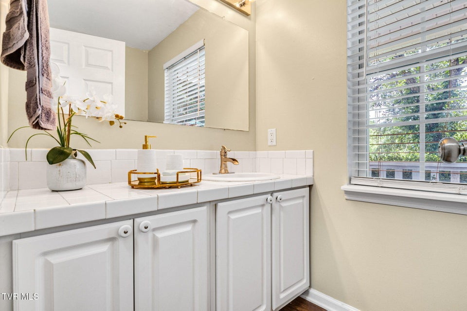 Photo #13: 208 Hallock Place