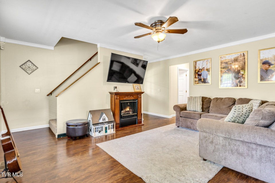 Photo #11: 208 Hallock Place