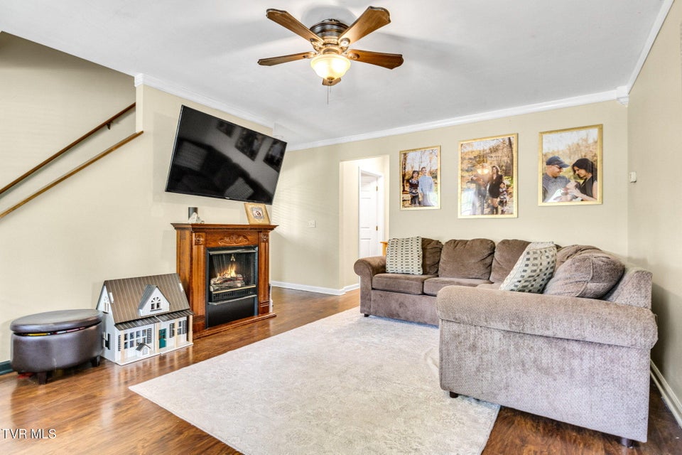 Photo #12: 208 Hallock Place