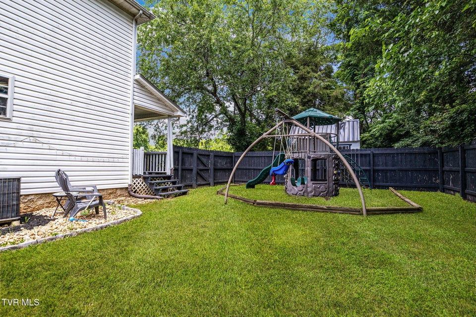 Photo #31: 208 Hallock Place