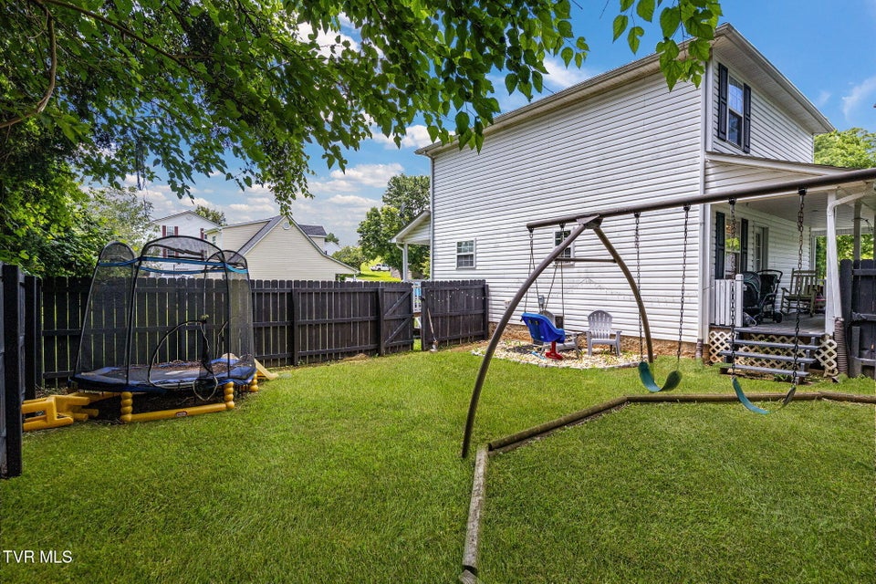 Photo #32: 208 Hallock Place