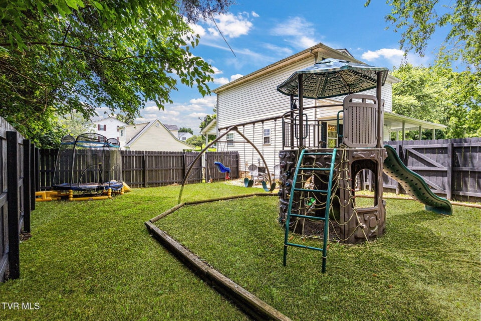 Photo #33: 208 Hallock Place