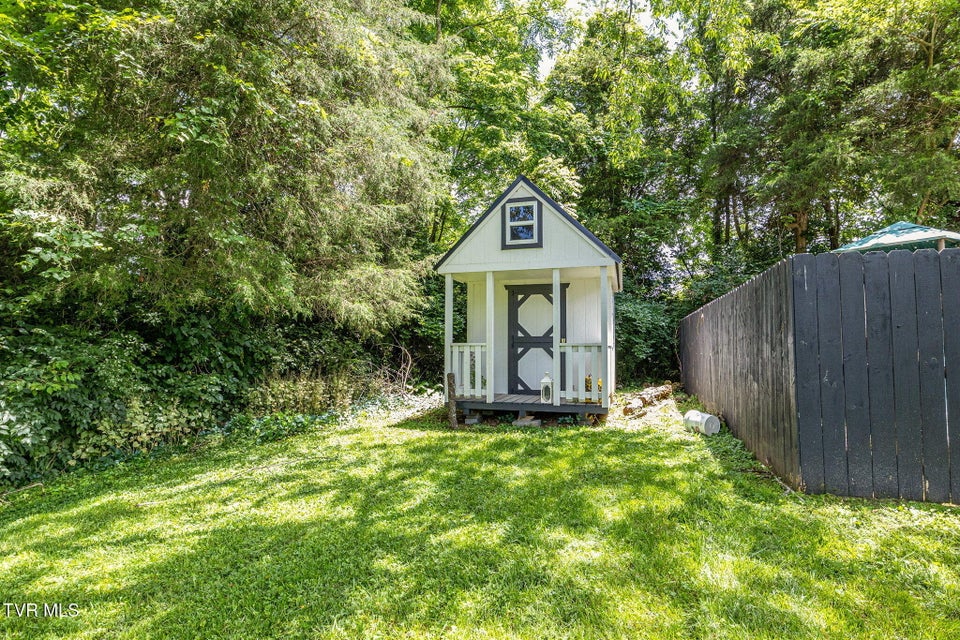 Photo #29: 208 Hallock Place
