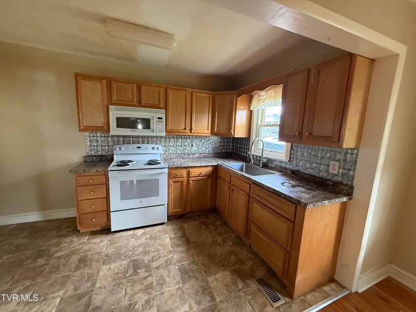 Photo #7: 609 D Street