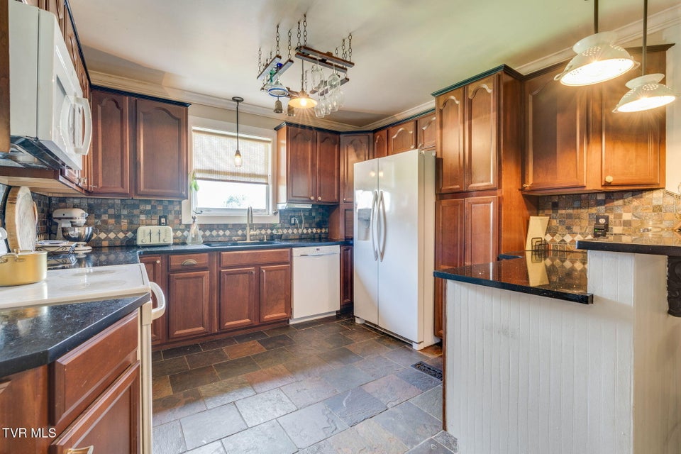 Photo #10: 604 Parkway Boulevard