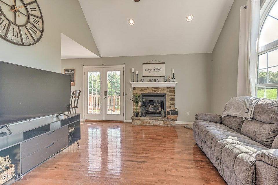 Photo #7: 517 Glade Street