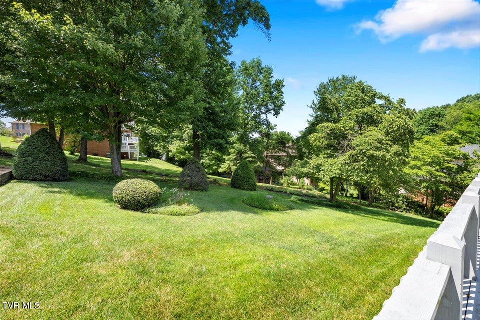 Photo #8: 202 Woodbriar Drive