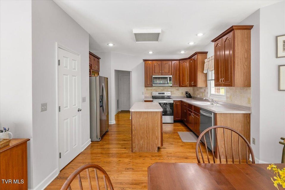 Photo #22: 202 Woodbriar Drive