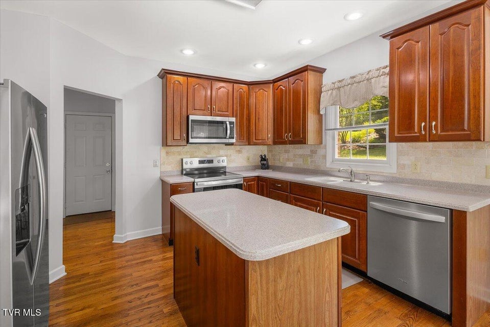 Photo #23: 202 Woodbriar Drive