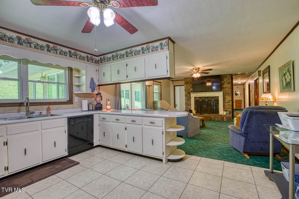 Photo #4: 318 Arrowhead Drive