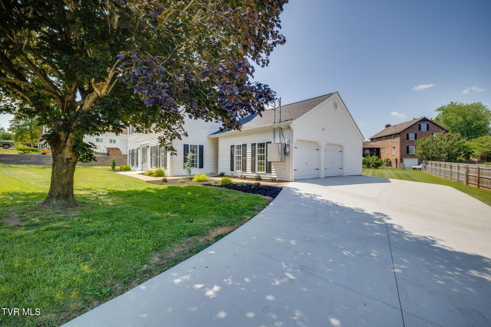 Photo #4: 441 Oakmont Drive