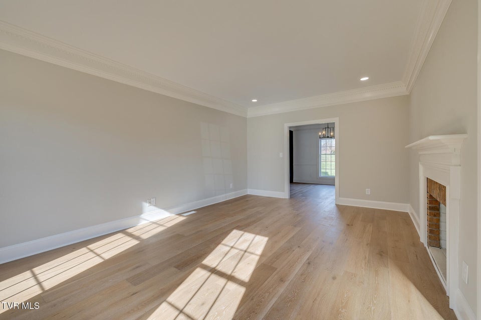 Photo #9: 441 Oakmont Drive
