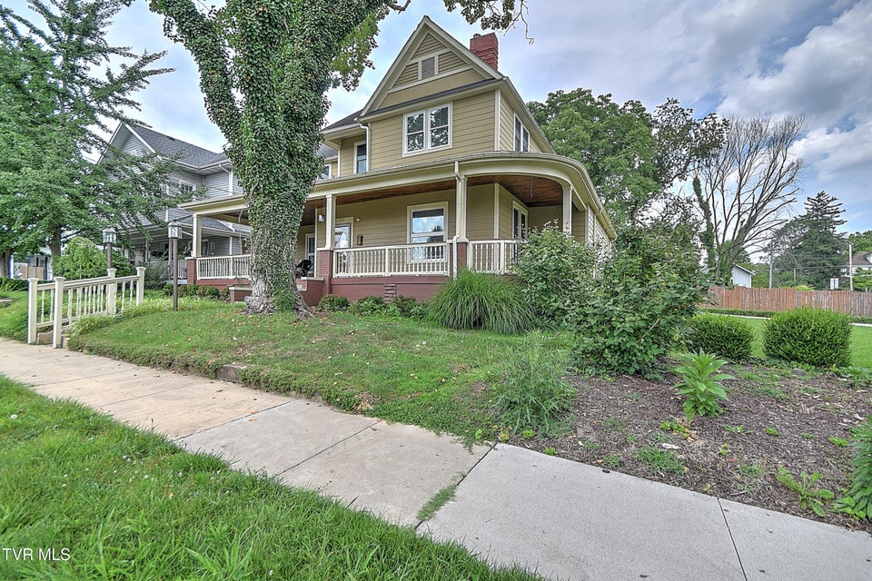 Photo #3: 725 Maryland Avenue