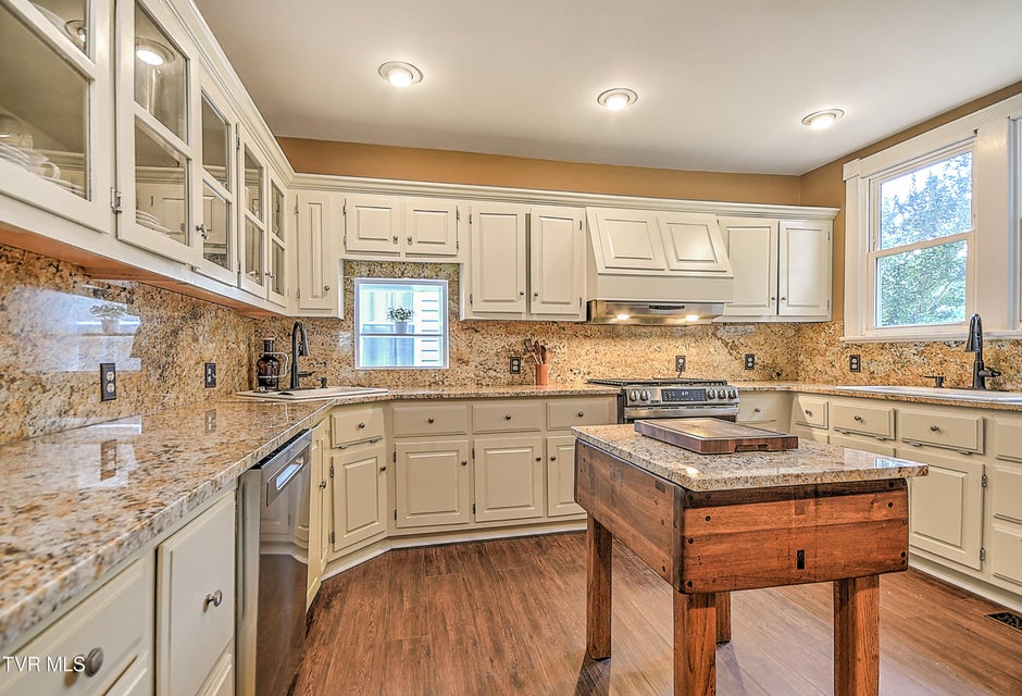 Photo #14: 725 Maryland Avenue