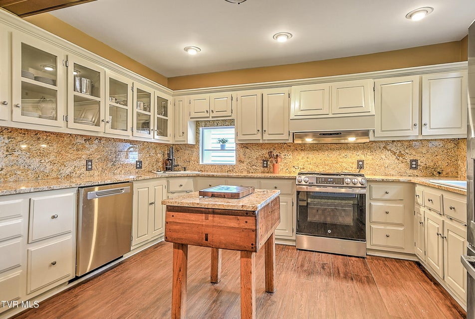Photo #15: 725 Maryland Avenue