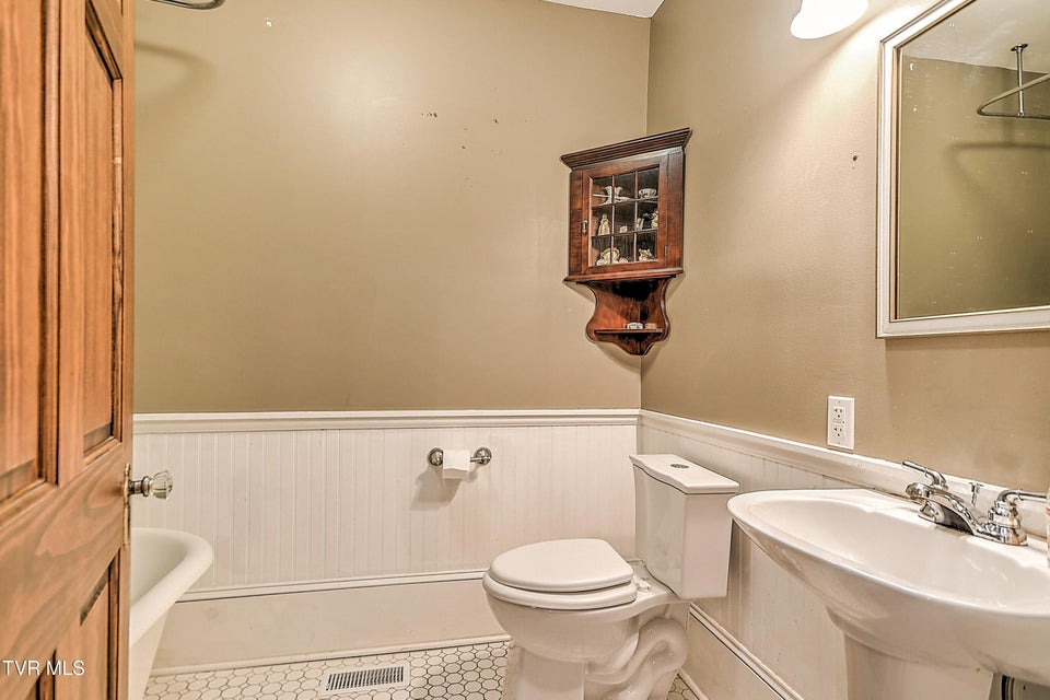 Photo #23: 725 Maryland Avenue