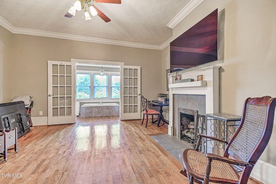 Photo #25: 725 Maryland Avenue