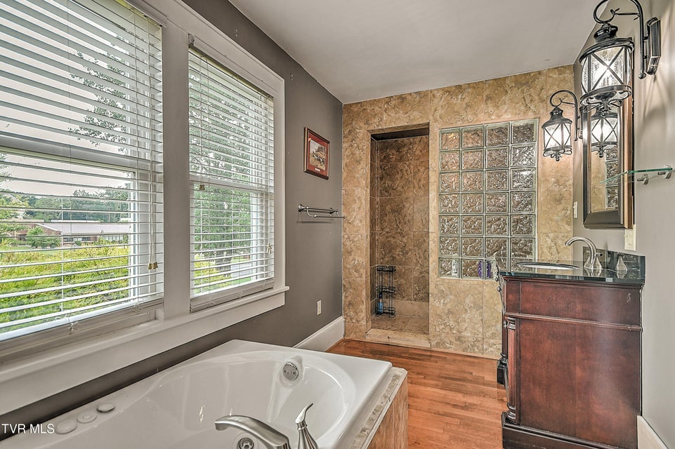 Photo #27: 725 Maryland Avenue