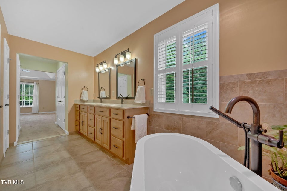 Photo #18: 129 Hillview Court