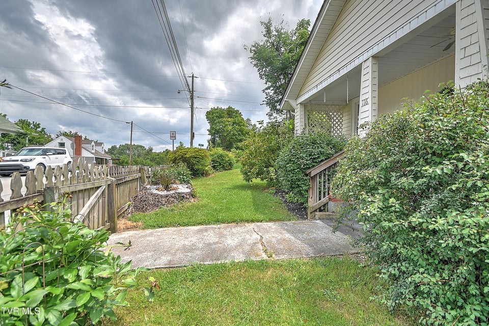 Photo #34: 116 Esther Street