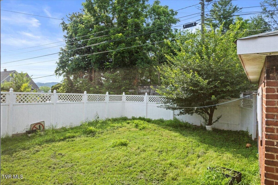Photo #11: 909 Highland Avenue