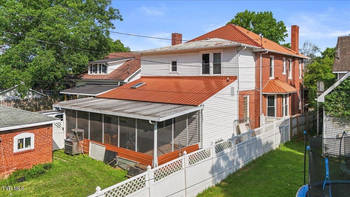Photo #5: 909 Highland Avenue